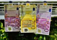 Dve tretiny Slovákov v cudzine platia kartou, hotovosť ich vyberá čoraz menej