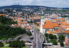 Byty sú ťahúňom trhu, no rastie aj dopyt po domoch. Čo si všímať pri ich kúpe?